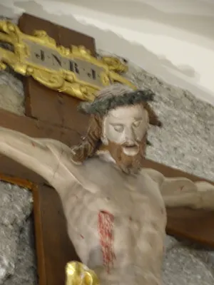 Statue : Christ en croix dans l'Église Saint-Jacques de Tignes